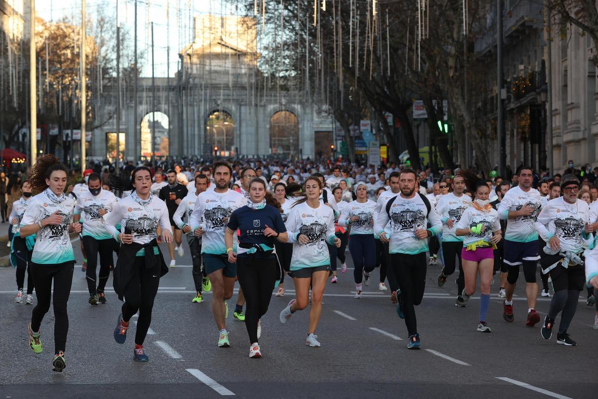 Si corres la San Silvestre, sigue estos consejos de los fisioterapeutas para evitar lesiones y el temido flato