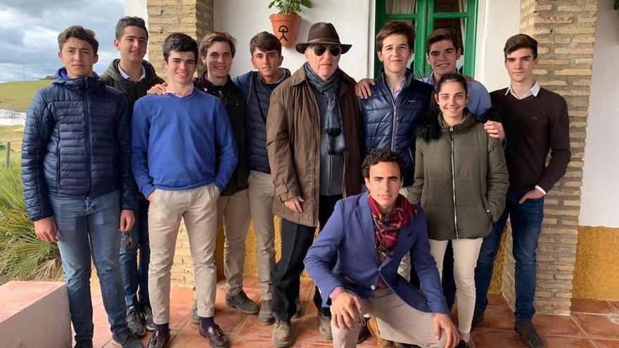 Galdós, agachado, con alumnos de la Escuela de Málaga y el ganaderos y empresario José Luis Martín Lorca