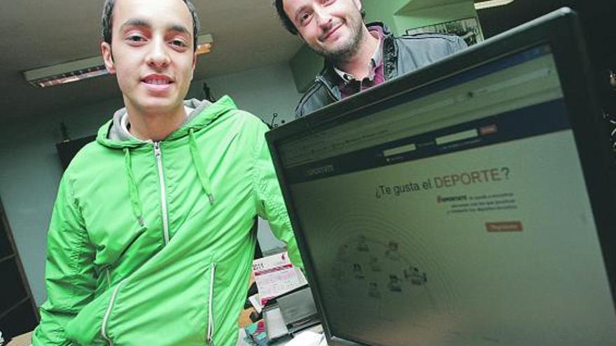 Javier y Guzmán Menéndez, ayer, delante de la portada de www.esportate.es.