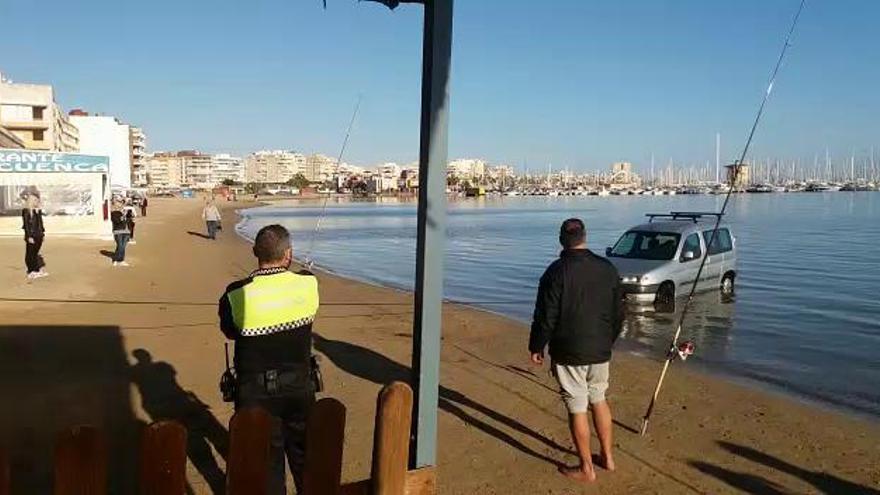 Un coche se precipita al agua  en la playa del Acequión de Torrevieja