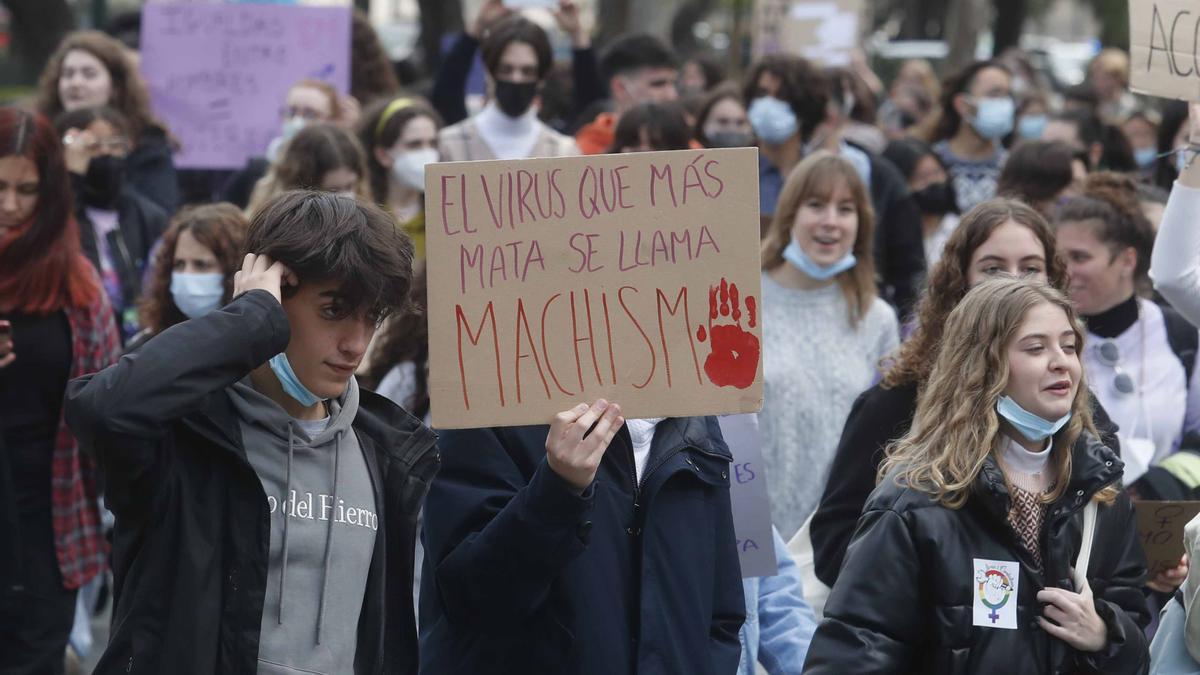 Un grupo de estudiantes de Historia enarbola una pancarta contra el machismo el pasado 8M en València.
