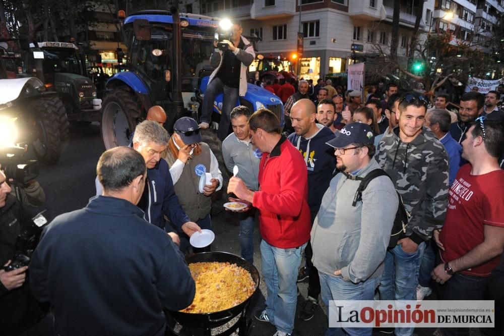 La noche de protesta de los agricultores se pasa con migas