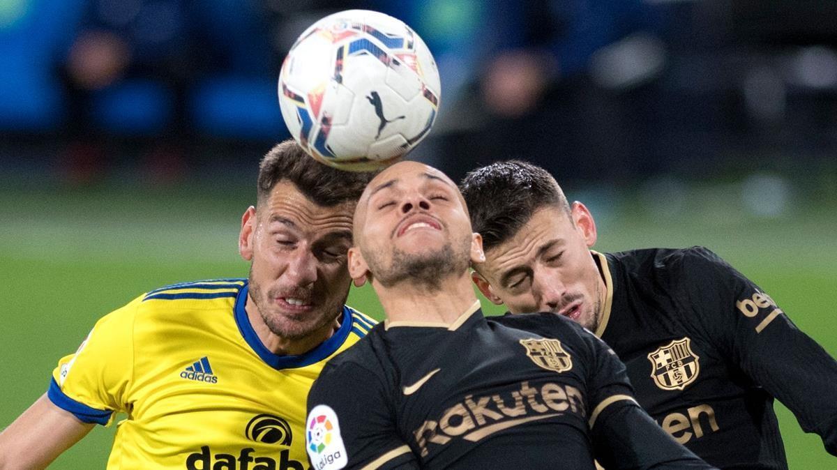 Cadiz  Swiss defender Jean-Pierre Rhyner (L) vies with Barcelona s Danish forward Martin Braithwaite (C) and French defender Clement Lenglet during the Spanish League football match between Cadiz and Barcelona at the Ramon de Carranza stadium in Cadiz on December 5  2020  (Photo by JORGE GUERRERO   AFP)