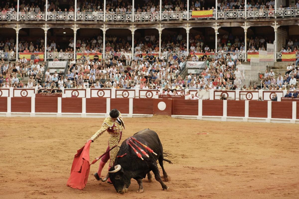 La plaza de toros de Gijón llena durante la Feria de Begoña.