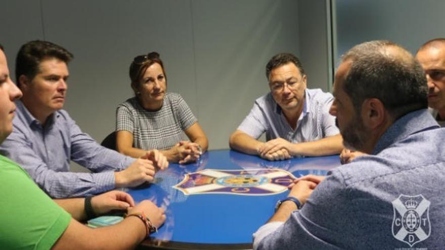 Sesé Rivero, director de filiales del CD Tenerife, en una reunión con varios padres