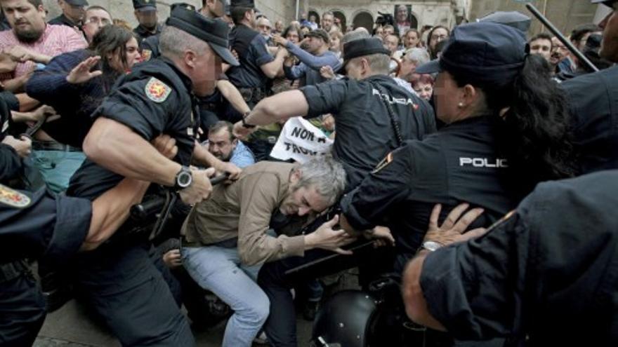 Carga policial contra los manifestantes en Santiago