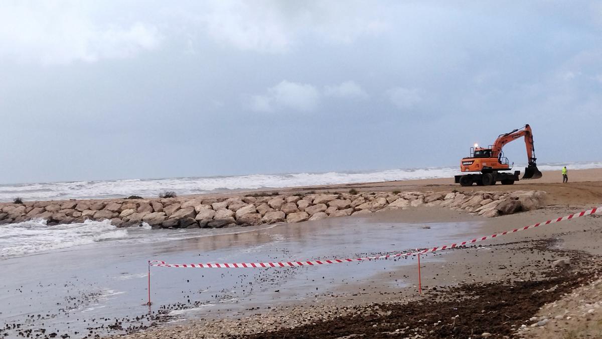 Un temporal con olas de 4 metros derriba en Dénia la ruina que sobrevivió a Gloria