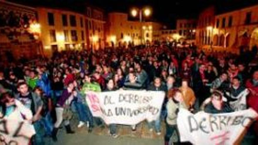 Cientos de manifestantes piden a Amigos de Badajoz que abandone su &quot;soberbia&quot;