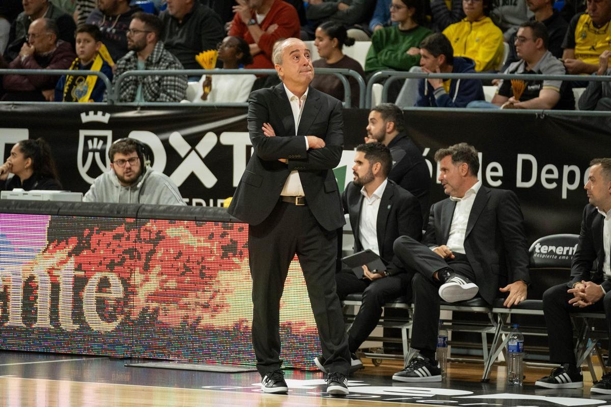 Txus Vidorreta mira al marcador en un lance del partido ante el Lleida.