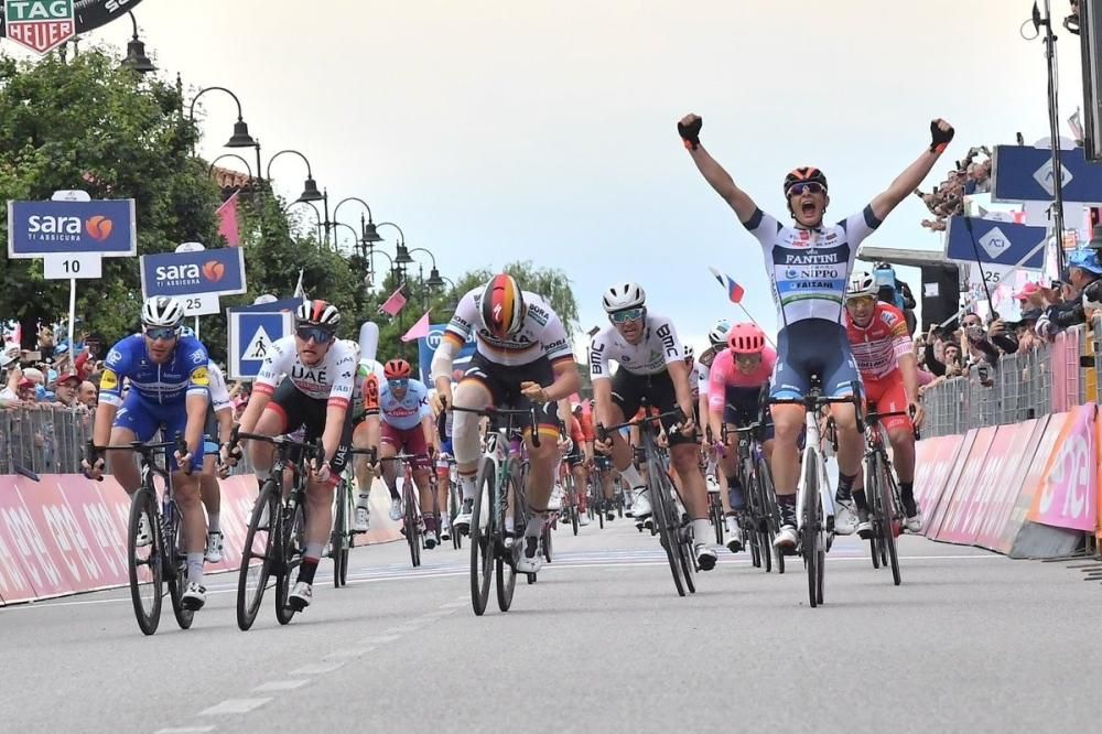 AV.- Ciclismo/Giro.- El italiano Cima (Nippo ...