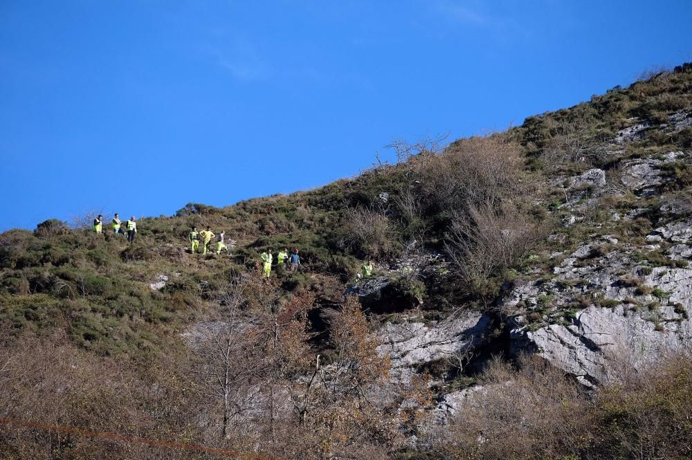 Técnicos del ADIF en labores en Pajares ante el riesgo de derrumbe sobre las vías