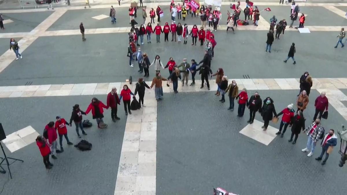 Un lazo humano recuerda en Barcelona la lucha contra el sida.