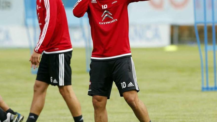 Nolito gesticula durante el entrenamiento de ayer. // Marta G. Brea