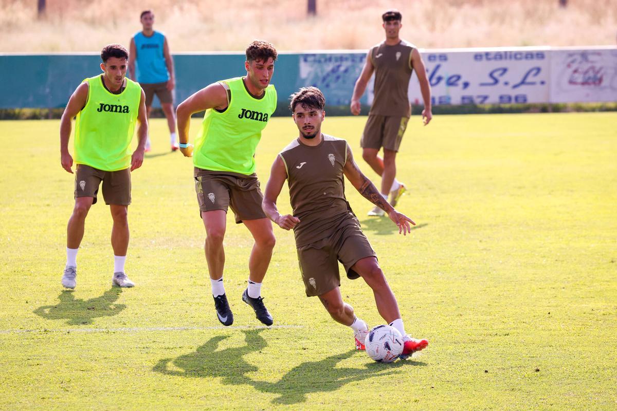 Córdoba. Ciudad Deportiva. Entrenamiento del Córdoba CF a puerta abierta con aficionados