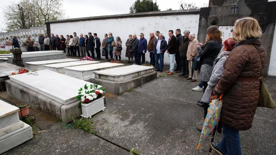 Familiares y miembros de asociaciones, el año pasado, en el cementerio de La Carriona