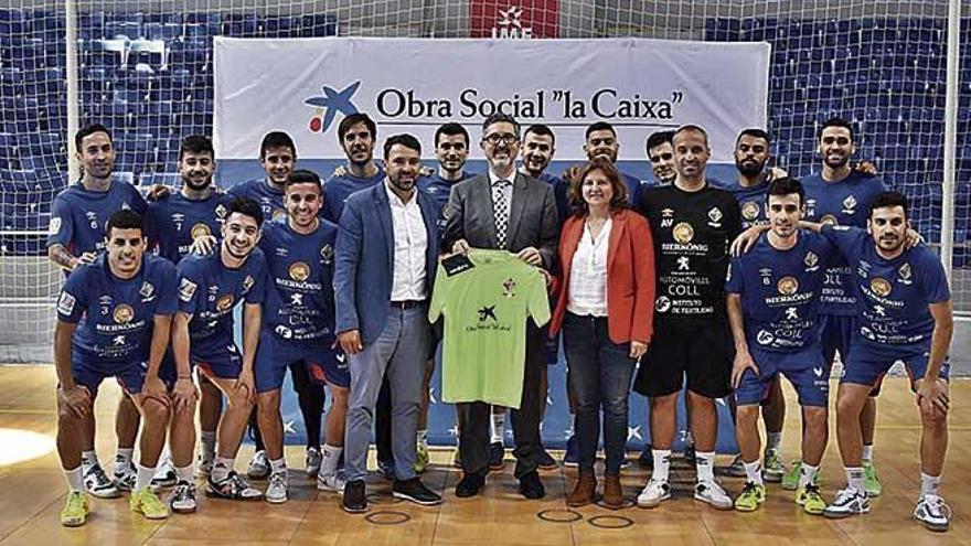 Diego Riera y Caterina Mas, de &#039;La Caixa&#039;, posan con la plantilla y cuerpo tÃ©cnico del Palma Futsal.