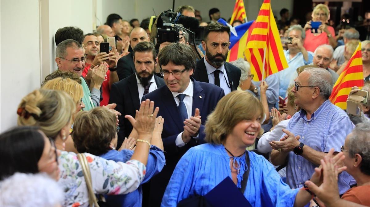 El ’president’ Puigdemont, tras la ’consellera’ Meritxell Borràs, a su llegada la míting en el Casino de l’Hospitalet.