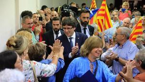 El ’president’ Puigdemont, tras la ’consellera’ Meritxell Borràs, a su llegada la míting en el Casino de l’Hospitalet.