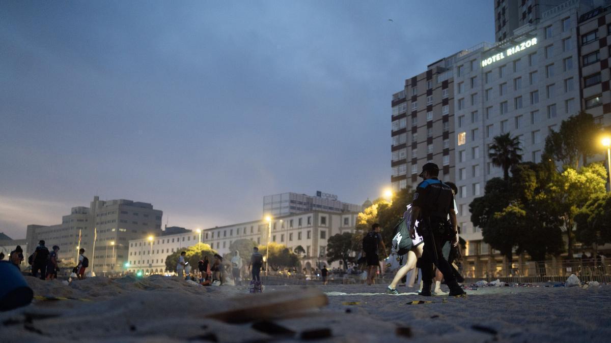 Agentes de Policía en el desalojo de las playas esta madrugada.