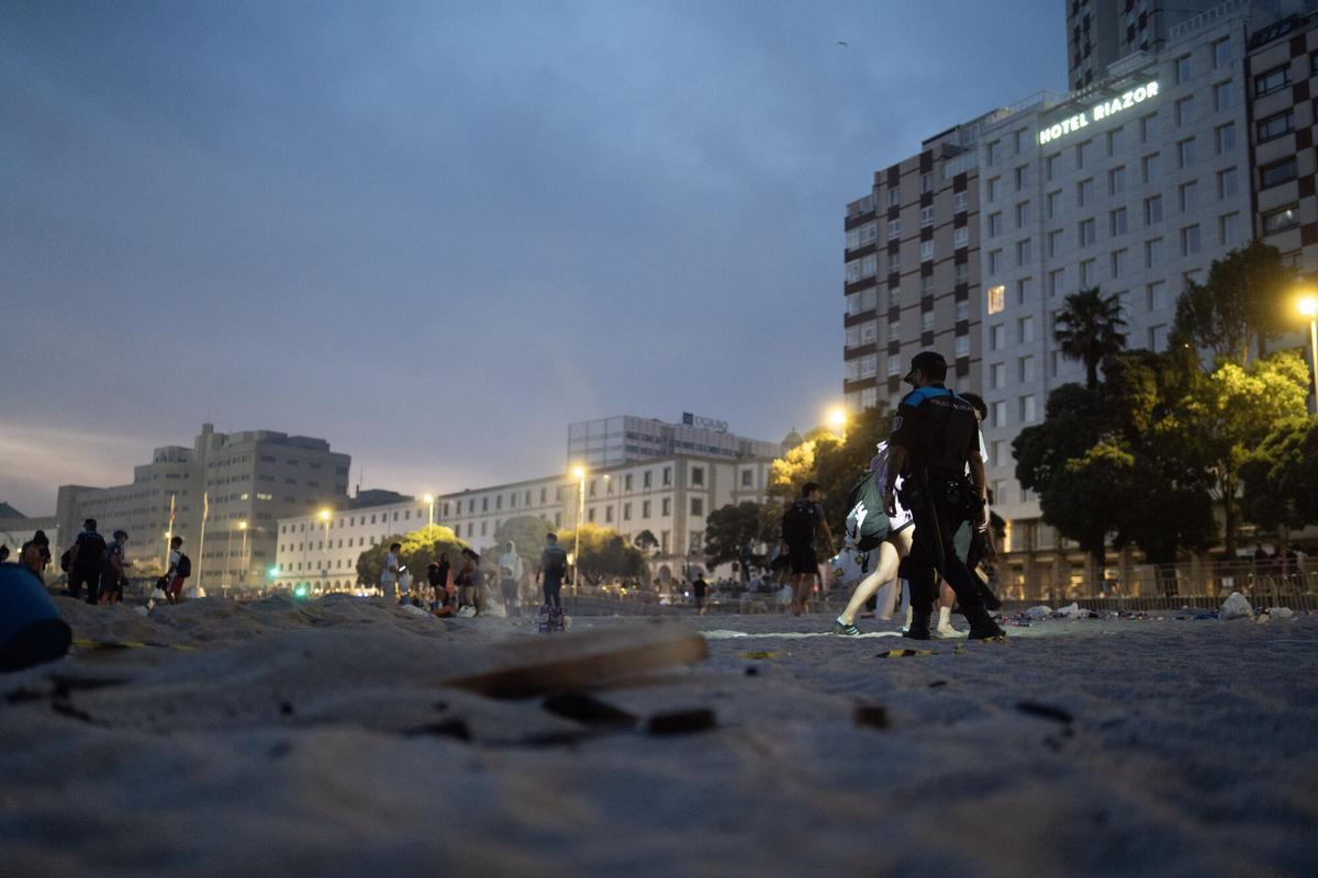 Más de 200.000 personas celebraron San Juan en una noche sin incidencias destacadas, con menos intoxicaciones etílicas y la mitad de basura en las playas que hace un año. Más de 200.000 personas celebraron San Juan en una noche sin incidencias destacadas, con menos intoxicaciones etílicas y la mitad de basura en las playas que hace un año.