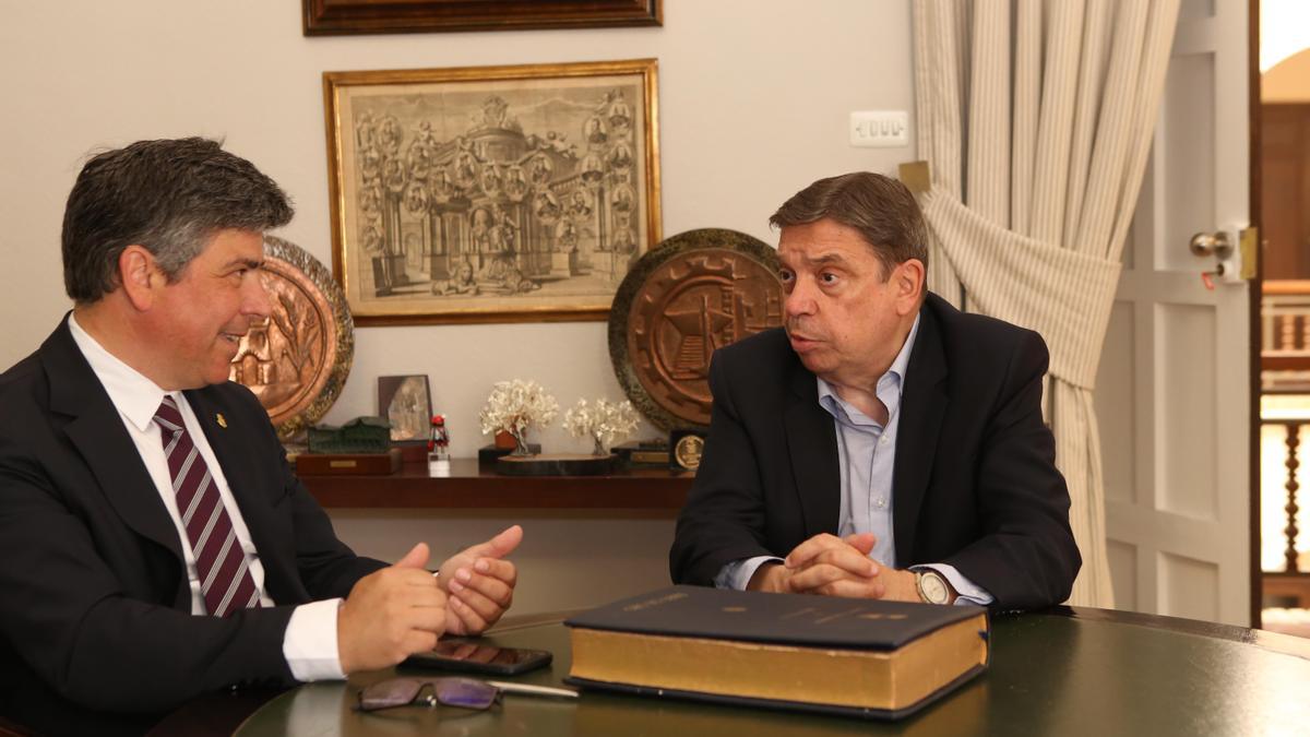 Rafael Llamas (i) y Luis Planas (d) ayer, en el Ayuntamiento de Montilla.
