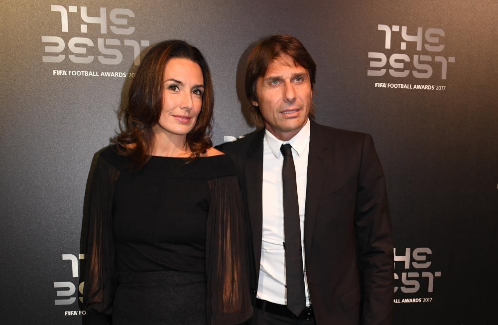 El técnico del Chelsea, Antonio Conte, y su esposa. REUTERS