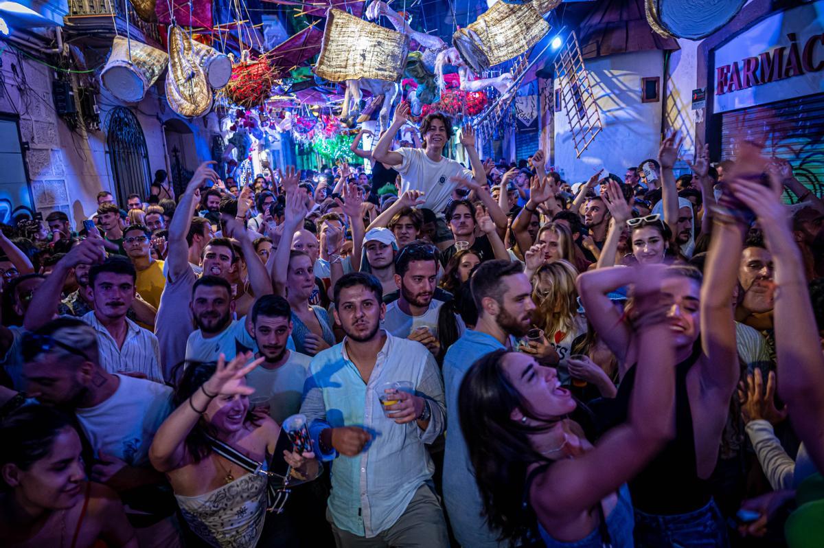 Ambiente nocturno de la Festividad de Santa María, en el barrio de Gràcia