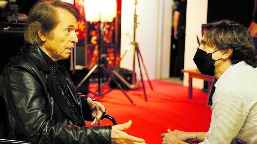 Raphael conversa con Charlie Arnaiz durante el rodaje de la serie documental ‘Raphaelismo’.