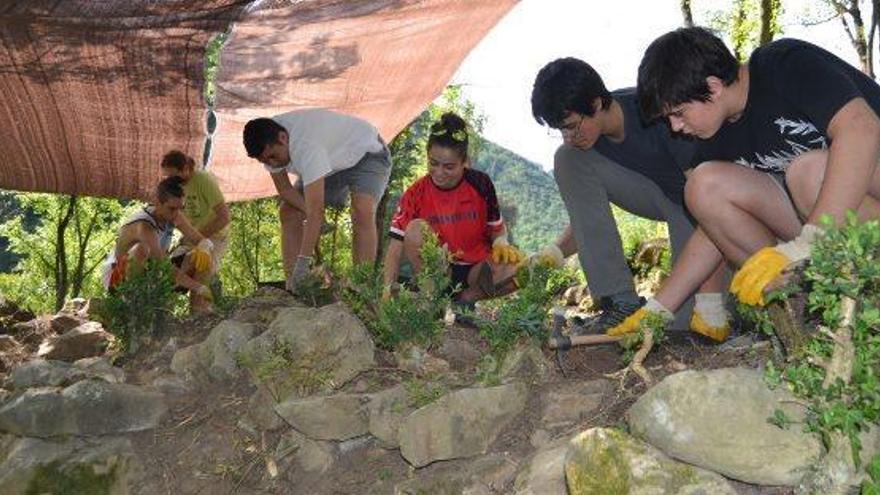 Joves treballant a la segona muralla trobada durant les excavacions d&#039;aquest estiu al castell de Guardiola