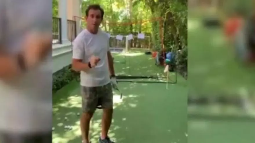 Juzguen ustedes: El golfista Gonzalo Fernández entrena en su casa disparando a políticos de izquierda... y a Quim Torra