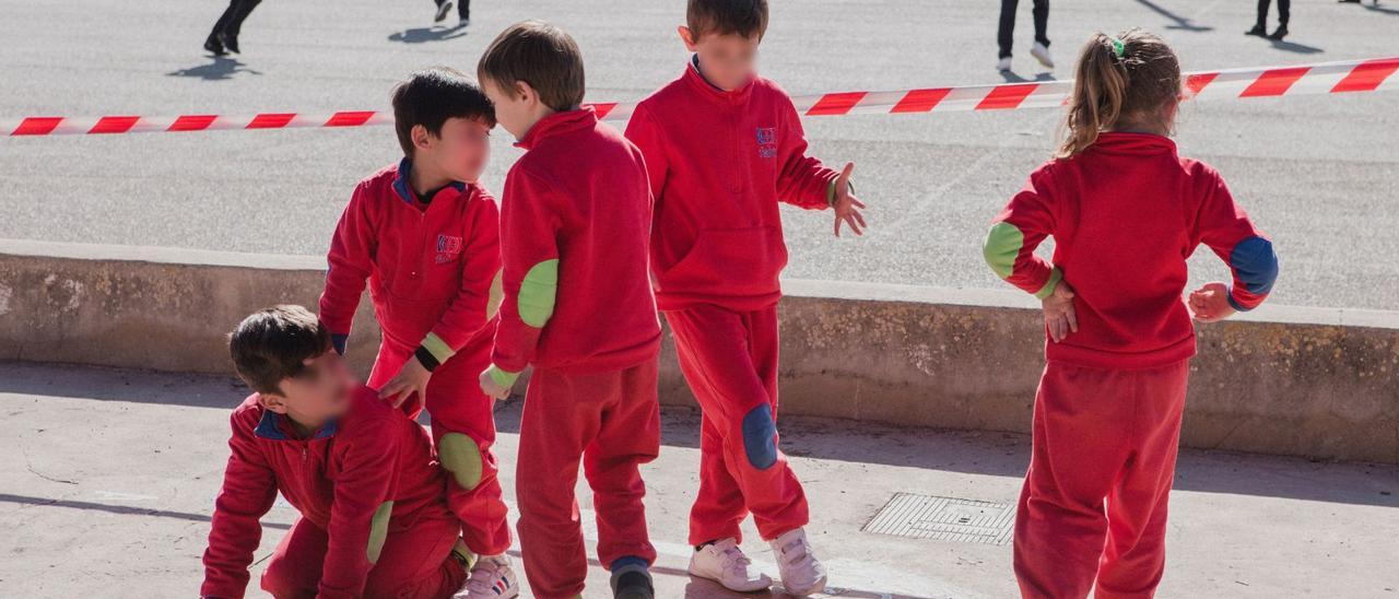 Escolares en el tiempo de 
recreo en el colegio 
El Temple.  Bernardo Arzayus