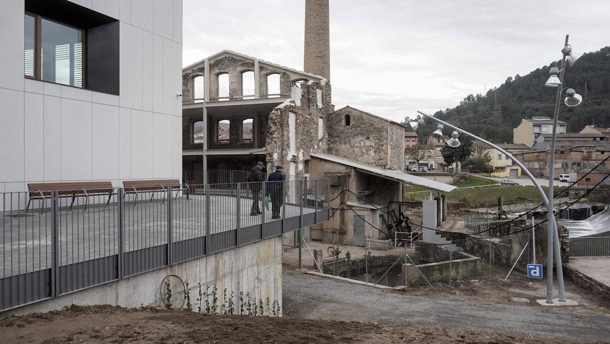 Vista d'un dels nous espais, amb la façana de l'antiga fàbrica al fons