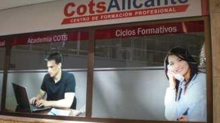 La academia Cots cumple 65 años en Alicante