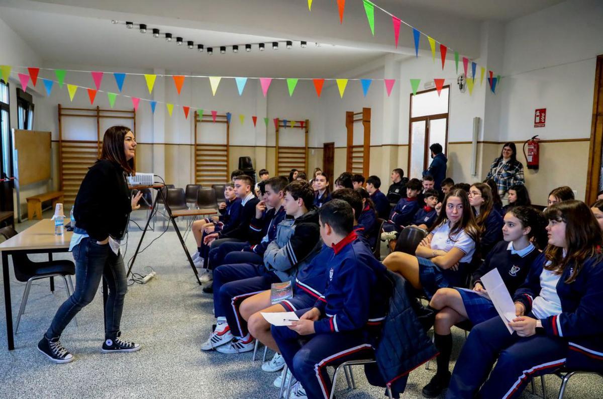 La viguesa Ledicia Costas, durante la charla en el colegio vilagarciano. |   // IÑAKI ABELLA