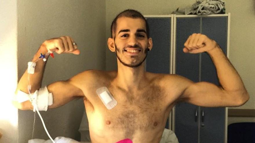 Pablo Ráez, el joven que ha hecho viral su lucha contra la leucemia, deja el hospital