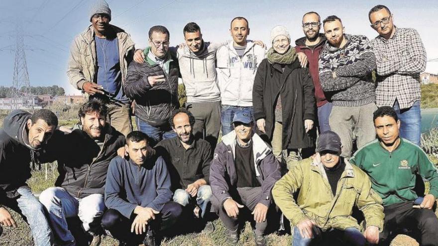 Participants en el curs de polivalència agrària a l&#039;hort on es fa. Amb ells, Farrés i el responsable de la formació |