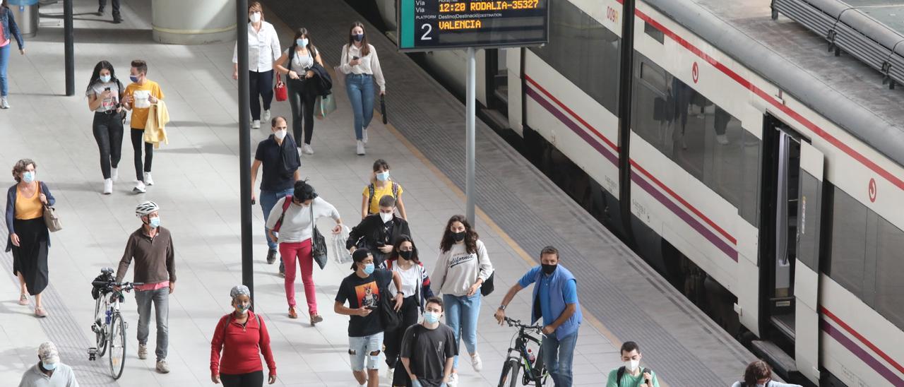 La red de trenes de Cercanías es un medio muy utilizado para el trasvase diario de trabajadores entre Castellón y Valencia.