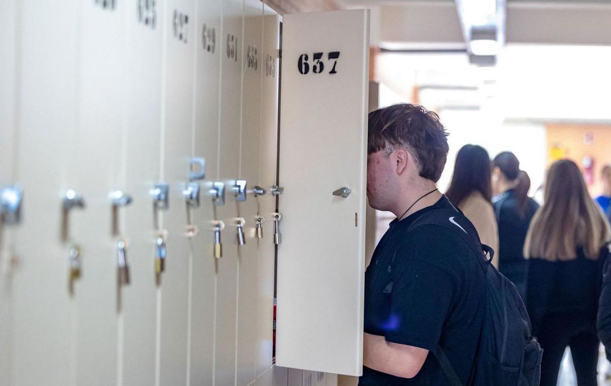 Un adolescente en un instituto de Alicante, en una fotografía de archivo. |