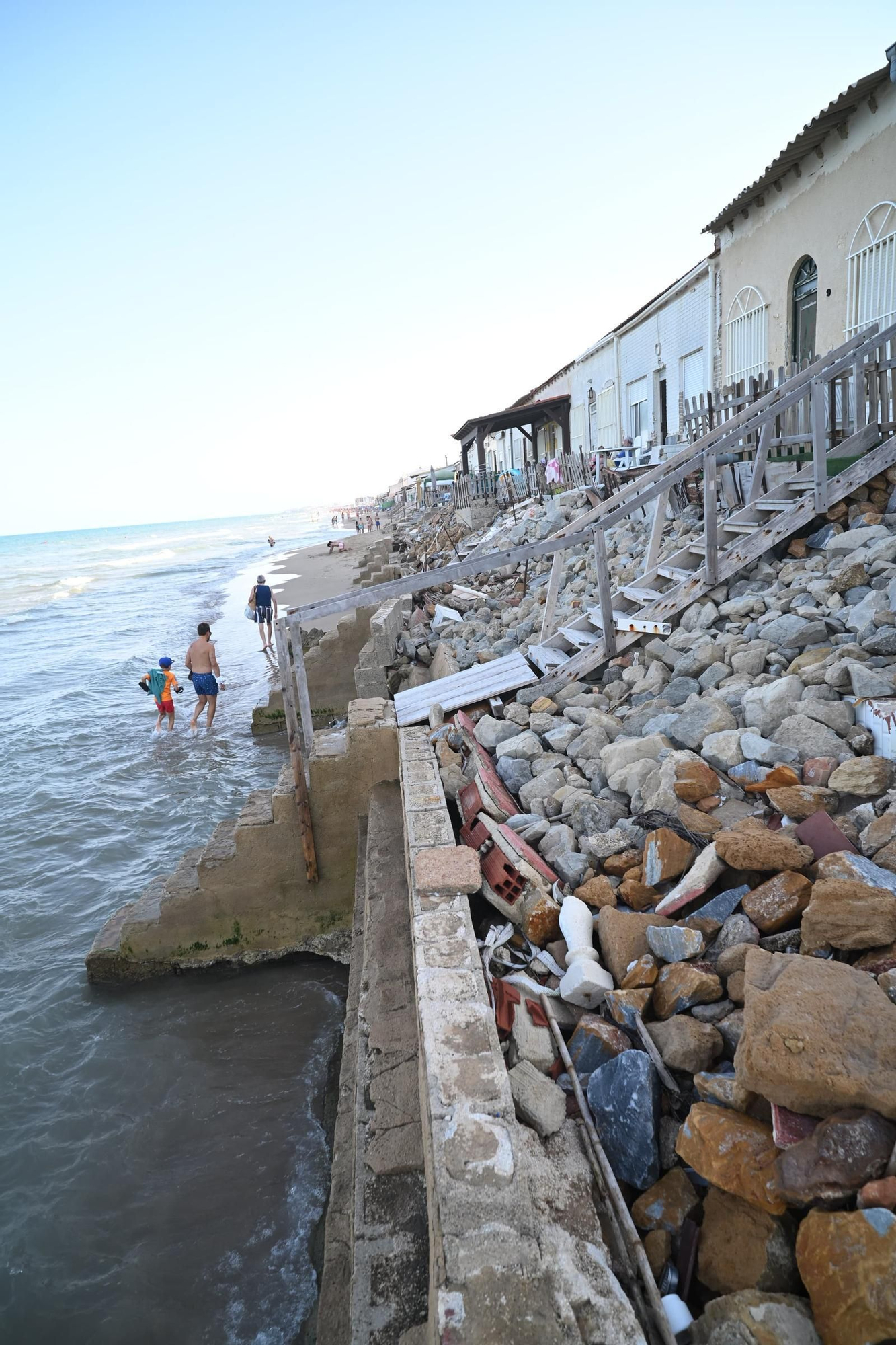Corazones rotos en playa Babilonia: Los vecinos piden apoyo para mantener las casas en pie