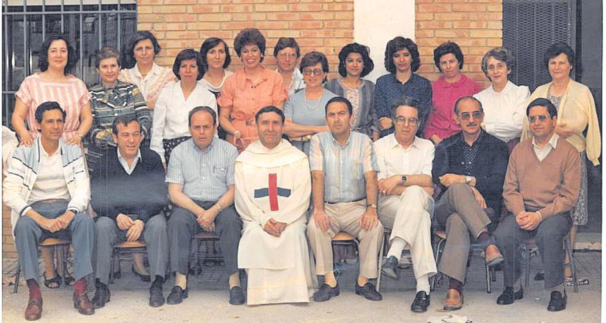 Claustro de profesores junto al padre Trinitario Manuel Fuentes, a mediados de los 80.