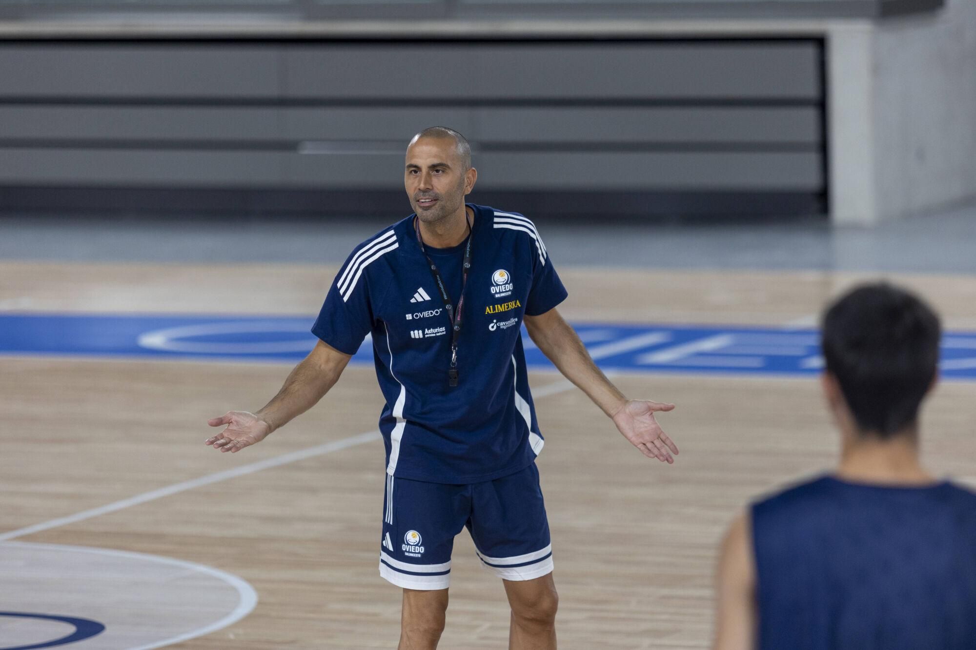EN IMÁGENES: Así fue el primer entrenamiento del Alimerka Oviedo Baloncesto en "una de las mejores pistas" de Primera FEB