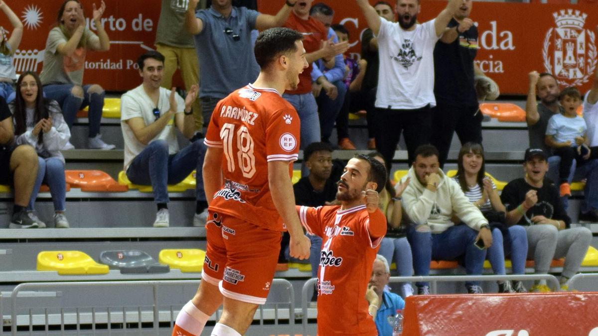 Pablo Ramírez y Juanpi celebran un tanto