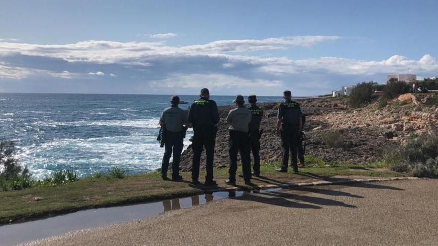 Beamte der Guardia Civil an der Stelle, wo die beiden Personen am Mittwoch (23.10.) ins Meer gerissen wurden.