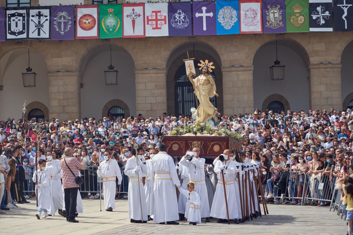 Un momento durante la procesión del Cristo Resucitado, con el aforo completo al fondo.