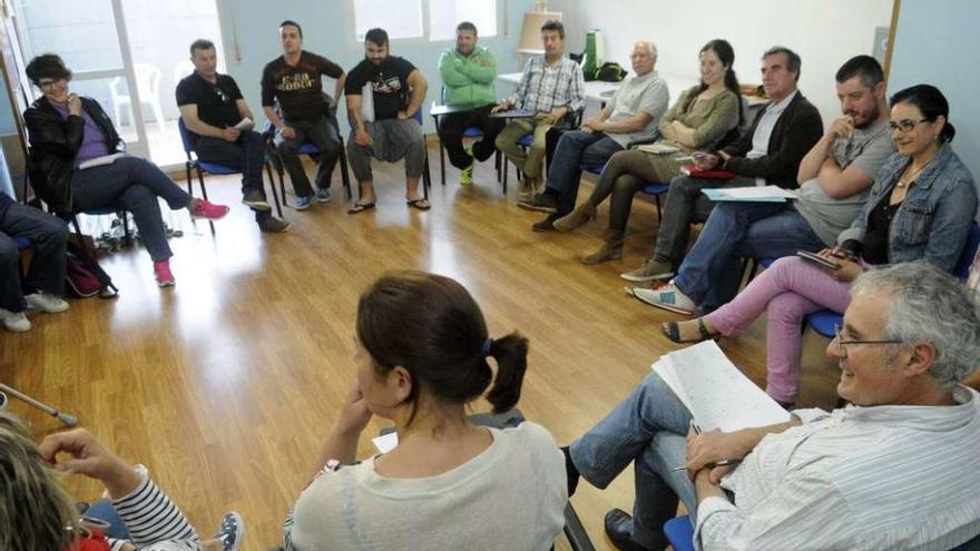 La reunión celebrada por los miembros del BNG en la que se decidió no participar en coalición de gobierno con el PSOE. // Noé Parga