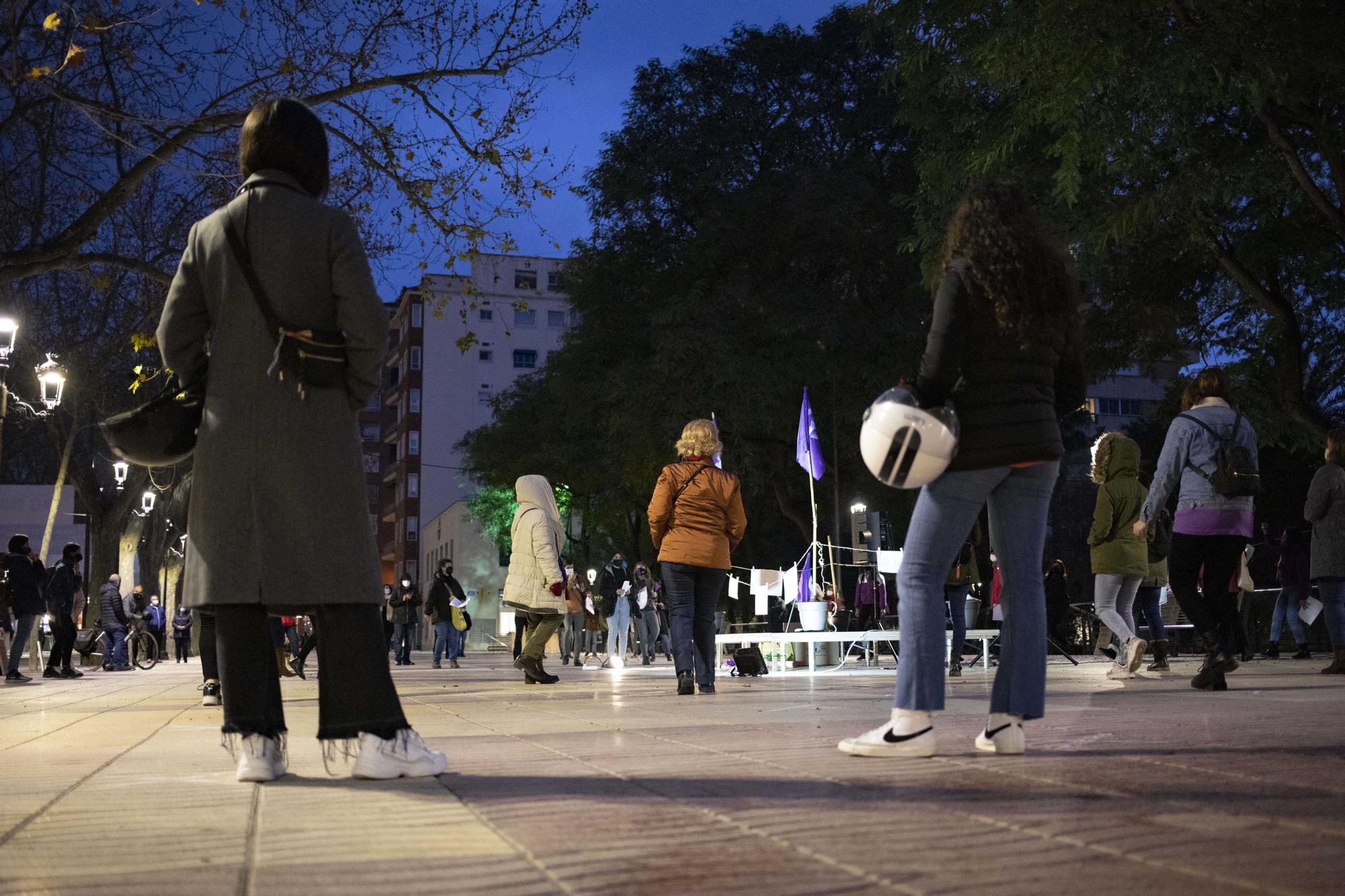 Decenas de mujeres se concentran por el Dia de la Dona en Xàtiva