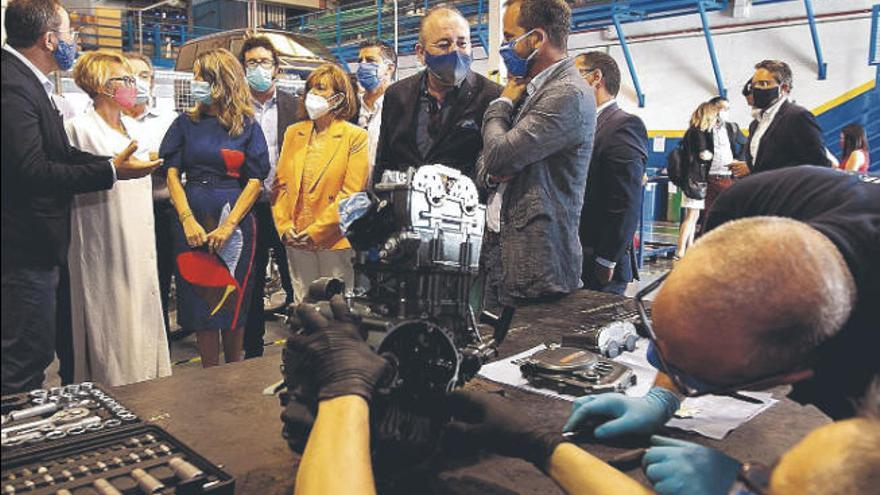 Visita que la ministra Yolanda Díaz, con vestido azul, realizó ayer al centro de formación de Femepa.