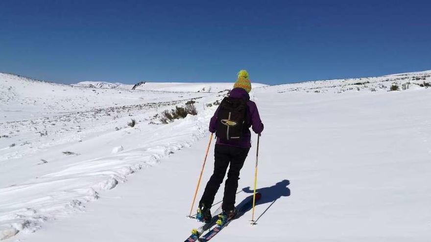 Una joven practica en la mañana de ayer esquí de fondo en las proximidades de la Laguna de los Peces.