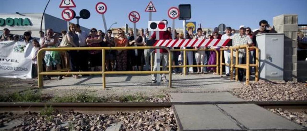 Concentración en Paterna contra los pasos a nivel