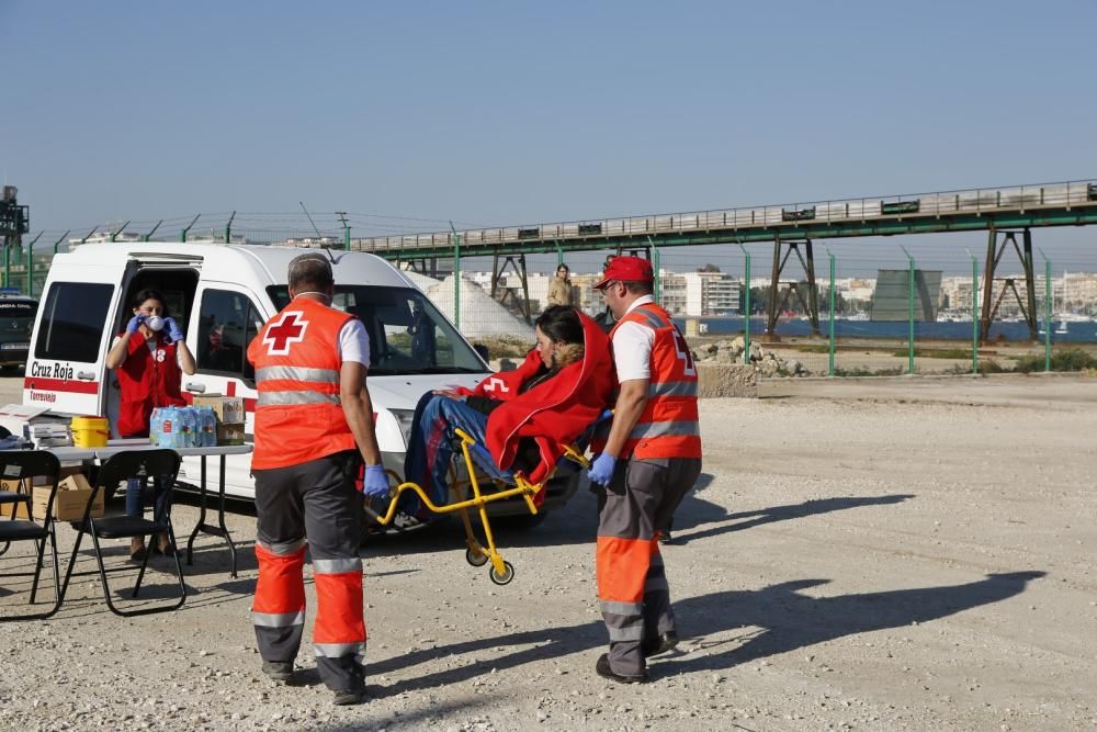 Guardia Civil, Cruz Roja y Salvamento Marítimo han puesto en marcha el protocolo para recepcionar a 24 personas rescatadas en el mar y que ocupaban una patera. 20 hombres y cuatro mujeres